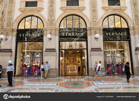 versace sposa milano|Versace in Galleria Vittorio Emanuele II .